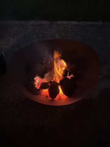 炎の置き場に宿る夜の静