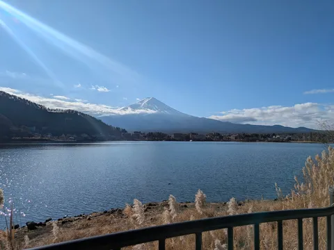 富士山と湖の静寂