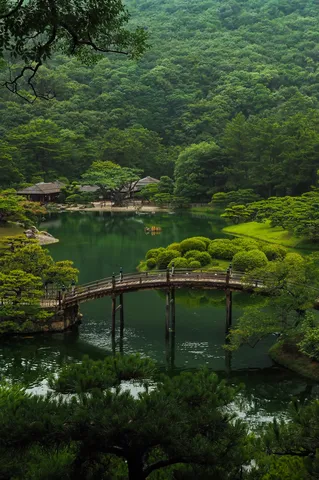 緑深まる古き庭園の橋