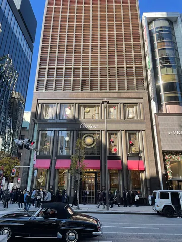 都市の洗練、カルティエの輝き