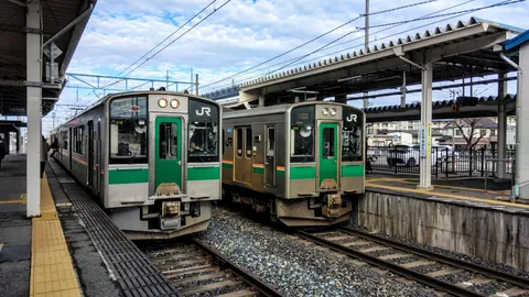 駅のホームに、二つの顔