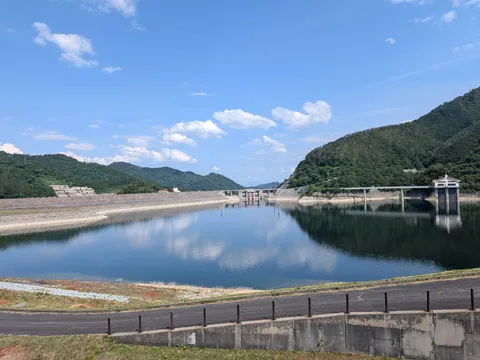 静寂の水鏡、空を映すダム湖
