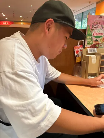 指先の静寂、スマホの光