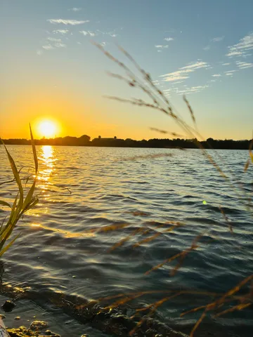 夕日に染まる湖畔の静けさ