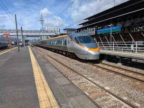 電車も空も流線形