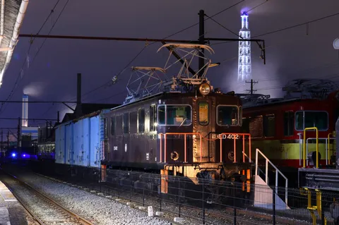 夜に輝く鉄道の姿