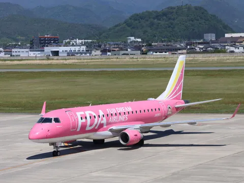ピンクのFDA機、離陸準備完了！