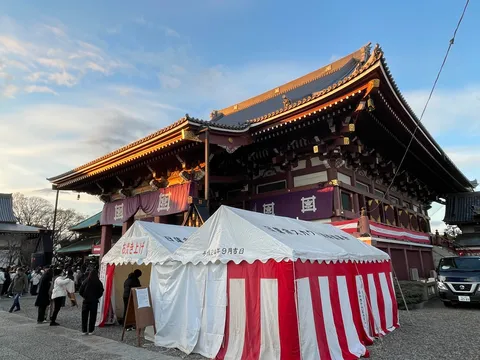 厳かな寺院と賑わいのテント