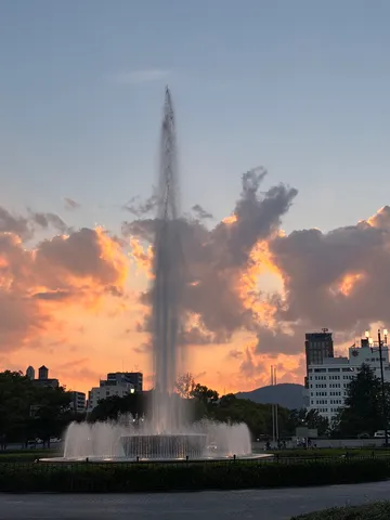夕焼け空と噴水の荘厳な瞬間