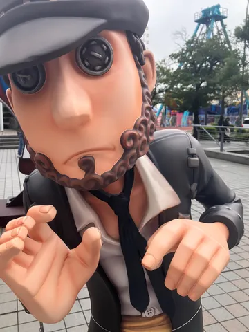 迫りくる立体と青い遊具