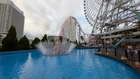 水と空と絶叫マシンのコントラスト