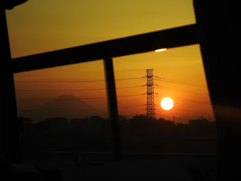 夕陽に染まる電塔と富士山