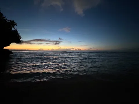 静寂の海と月明かり