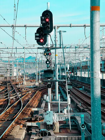 青空の下、複雑に絡む鉄路