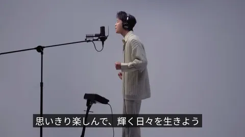 マイクに向かって「輝く日々」を歌う