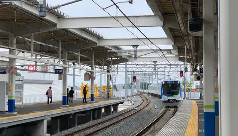 駅のホームに滑り込む電車