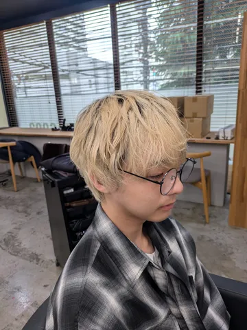 透き通るようなブロンドヘアとクールな視線