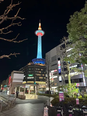 夜の街並みと輝く塔