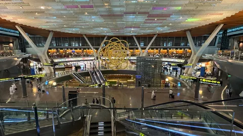 大空間に浮かぶ光の輪