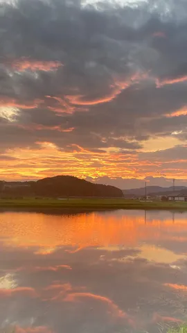 空と水面のオレンジグラデーション