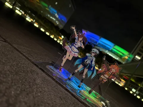 夜の街で光るキャラたち