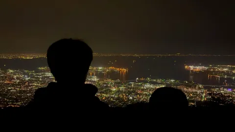 夜景を背に、二人のシルエット