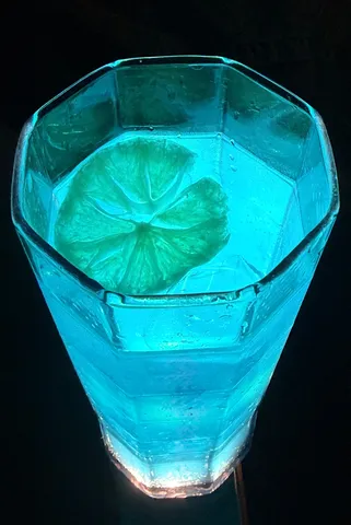 青く光る幻想的な一杯