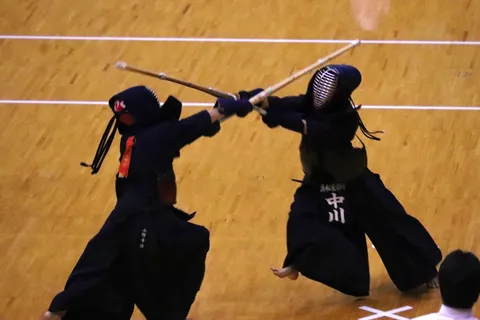 一瞬の真剣勝負、竹刀が交差する軌跡