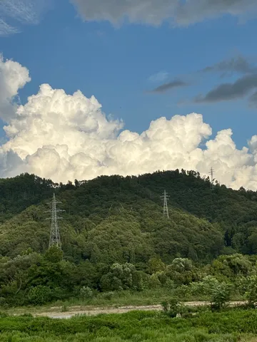 緑深き山と空、生命の息吹