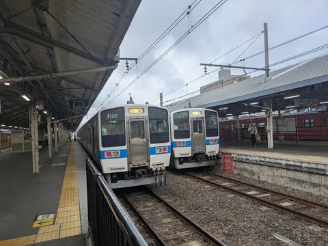 雨上がりの駅、静かな時間