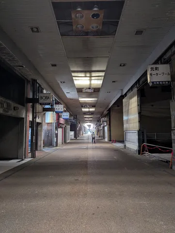 長い商店街の静かな光景