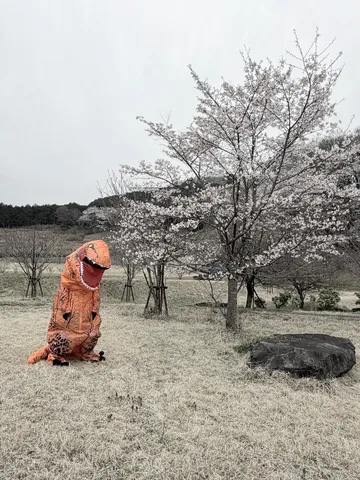 恐竜、春と友達になる