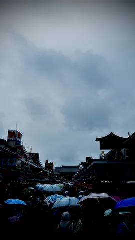 空の下、傘が連なる市場