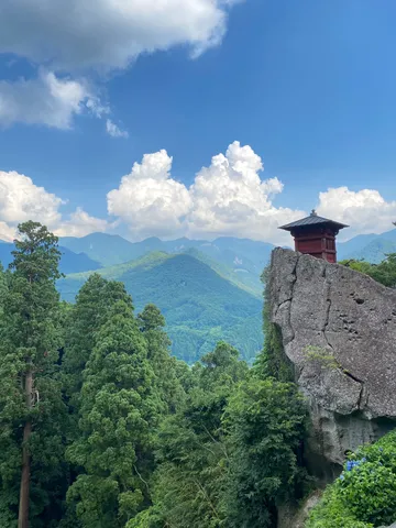 岩場に佇む小祠と山景