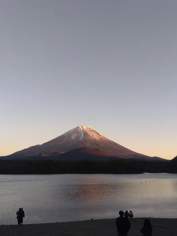 逆光に染まる富士山と湖畔