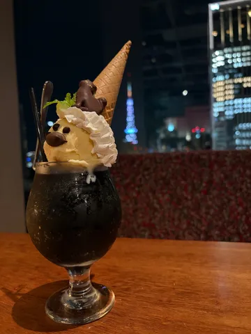 夜景とアイスの甘い影