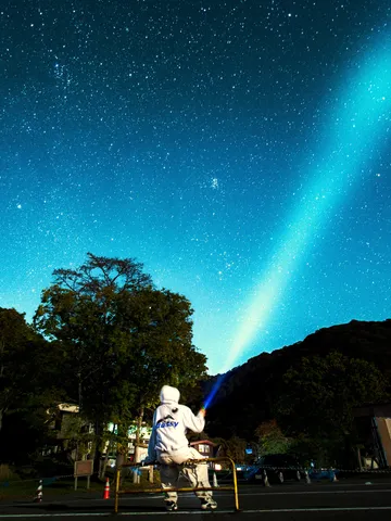 星空と青い光線