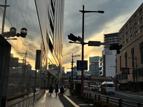 都市の夕景、光の反射