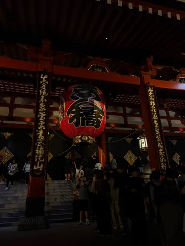 夜の提灯と人影