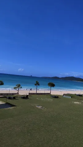 青い空とエメラルドの海辺