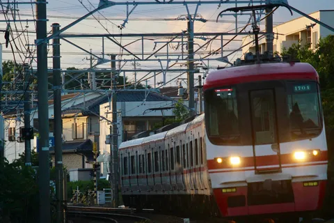 夕暮れ、走る赤い特急
