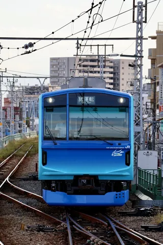 青の列車、街を走る瞬間