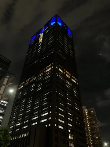 夜の高層に青い光