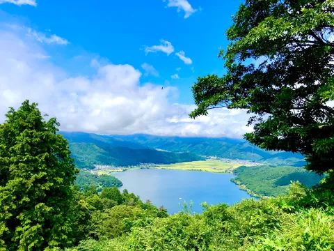 緑萌える山と青き湖のコントラスト