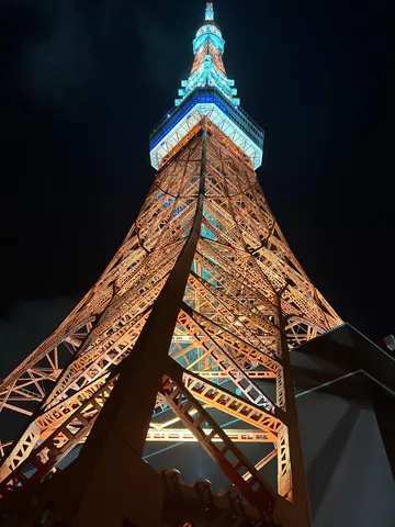 夜空に輝く灯台