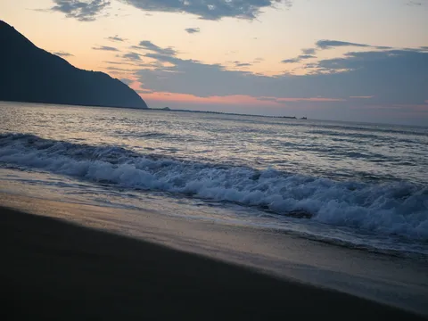 凪いだ海と空の静かな境界線