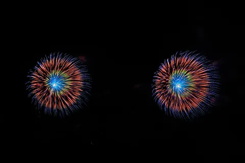 光彩弾ける、夜空の二重奏