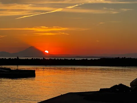夕焼けの富士山、水平線に沈む