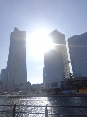 輝く太陽と摩天楼