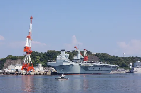 港湾の風景、巨大な船とクレーン